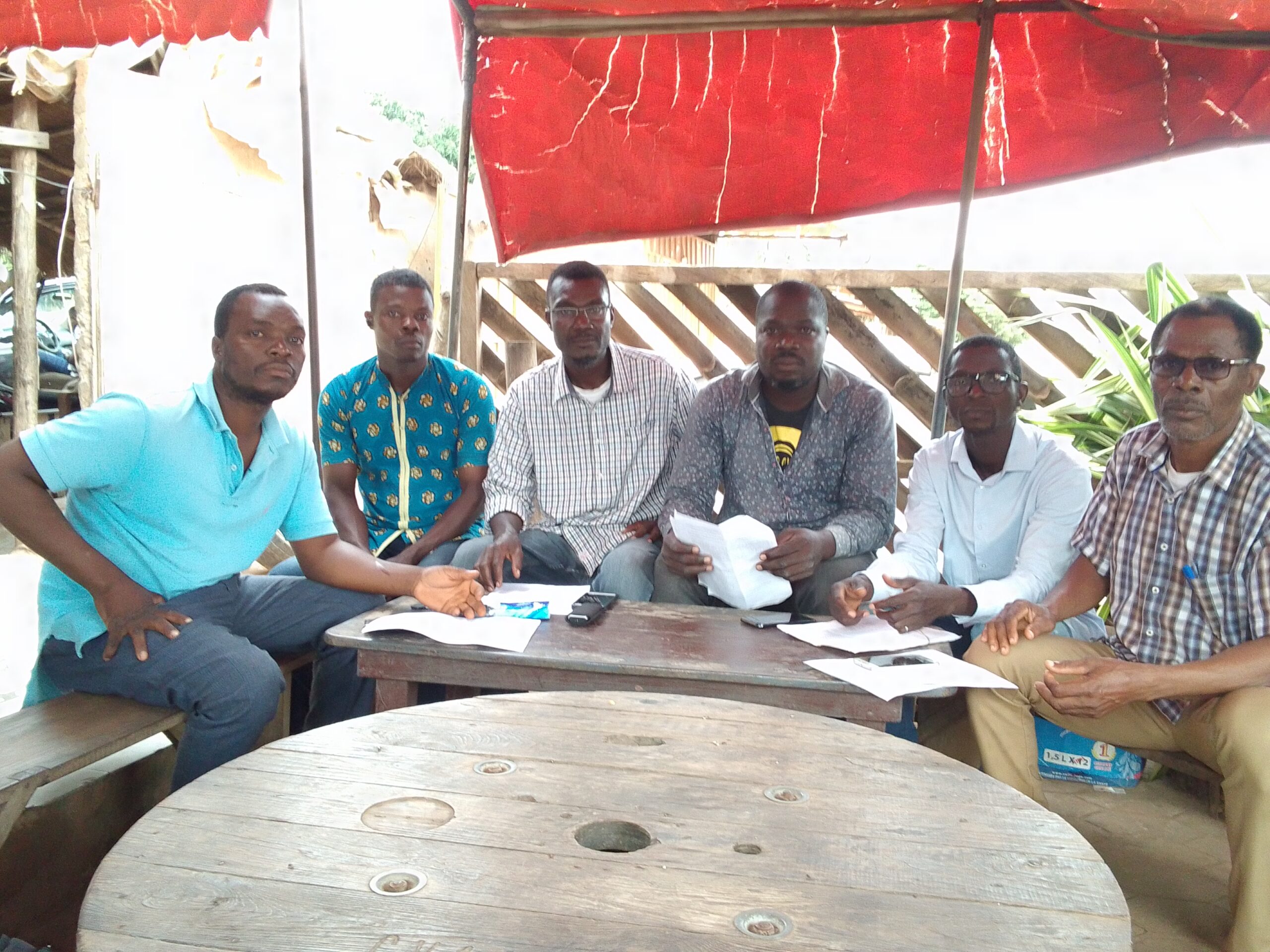 Des conducteurs de taxi moto électrique commando, bernés sortent du silence